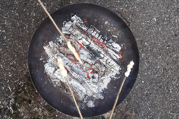 Ein Highlight ist immer das Stockbrotgrillen